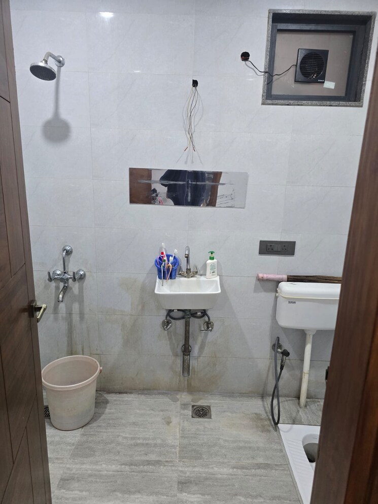 Bathroom, chaudhary-deshraj-complex 1 Bedroom 450 Sq.Ft. Builder Floor In Sector 22 Noida 9713107