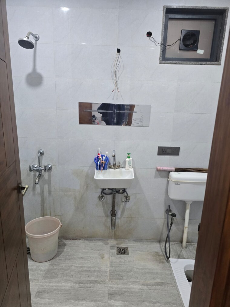 Bathroom, chaudhary-deshraj-complex 1 Bedroom 450 Sq.Ft. Builder Floor In Sector 22 Noida 9713107