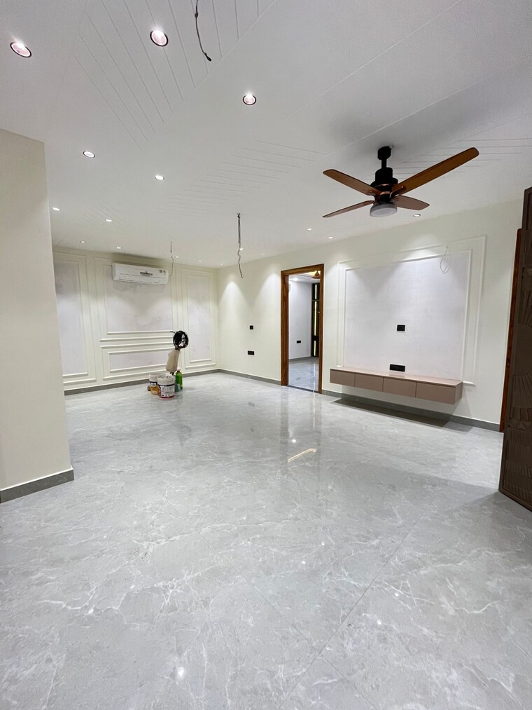 Room, bptp-park-central 4 Bedroom 500 Sq.Yd. Builder Floor In Sector 85 Faridabad 9713094