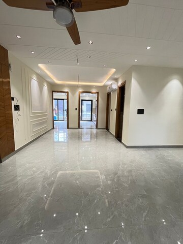 Room in 4 BHK Builder Floor at BPTP Park Central, Sector 85 – for Rent