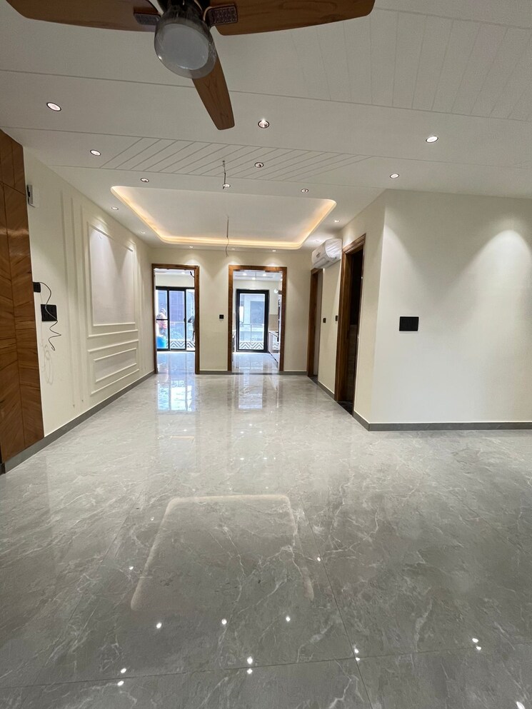 Room, bptp-park-central 4 Bedroom 500 Sq.Yd. Builder Floor In Sector 85 Faridabad 9713094