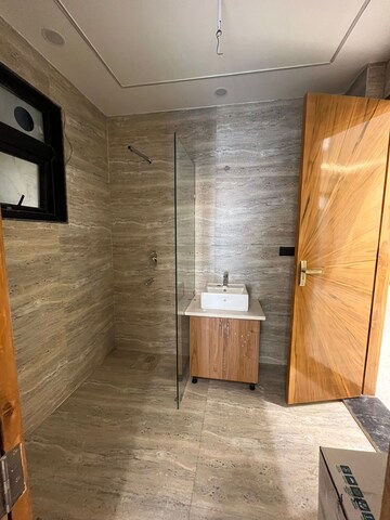 Room in 4 BHK Builder Floor at BPTP Park Central, Sector 85 – for Rent