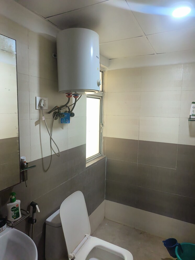Bathroom, maxblis-grand-wellington 1 Bedroom 615 Sq.Ft. Apartment In Sector 75 Noida 9713135