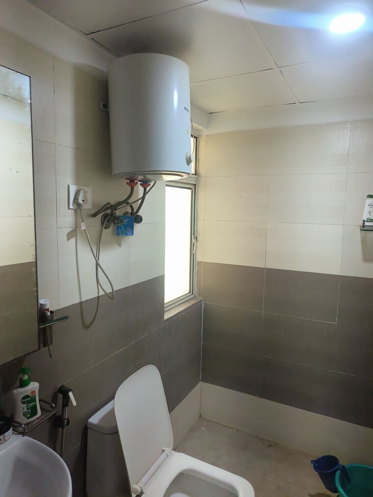 Bathroom, maxblis-grand-wellington 1 Bedroom 615 Sq.Ft. Apartment In Sector 75 Noida 9713135