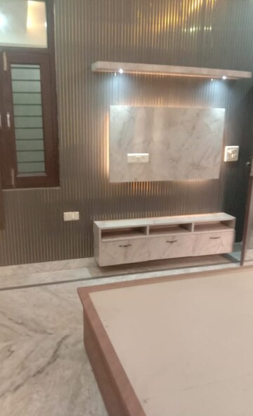 Master Bedroom in 3 BHK Builder Floor at Kavi Nagar Block G – for Sale