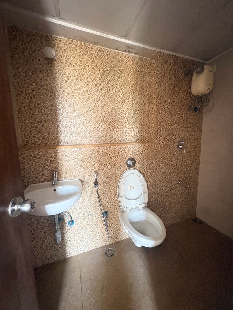 Bathroom, lodha-lakeshore-greens 3 Bedroom 850 Sq.Ft. Apartment In Hedutane Thane 9713286