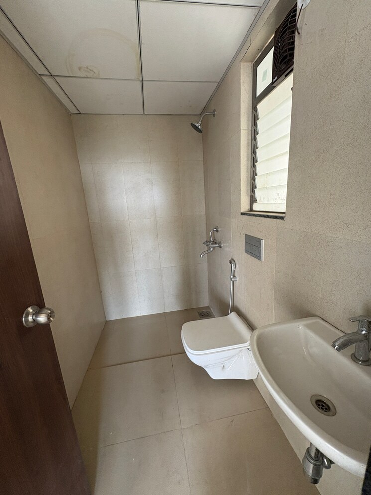 Bathroom, runwal-my-city-phase-ii-cluster-05 3 Bedroom 858 Sq.Ft. Apartment In Usarghar Gaon Thane 9713533