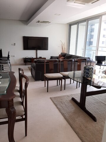 Room in 3 BHK Apartment at Oberoi Realty Exquisite, Goregaon East – for Rent