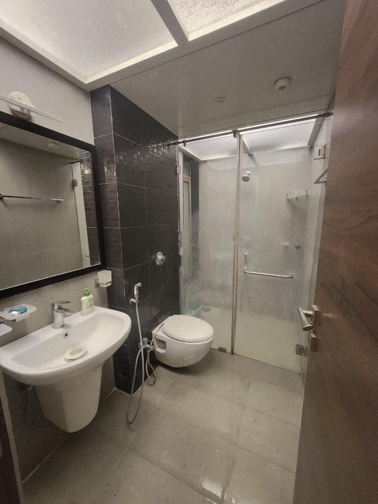 Bathroom, lodha-splendora 2.5 Bedroom 945 Sq.Ft. Apartment In Ghodbunder Road Thane 9713370