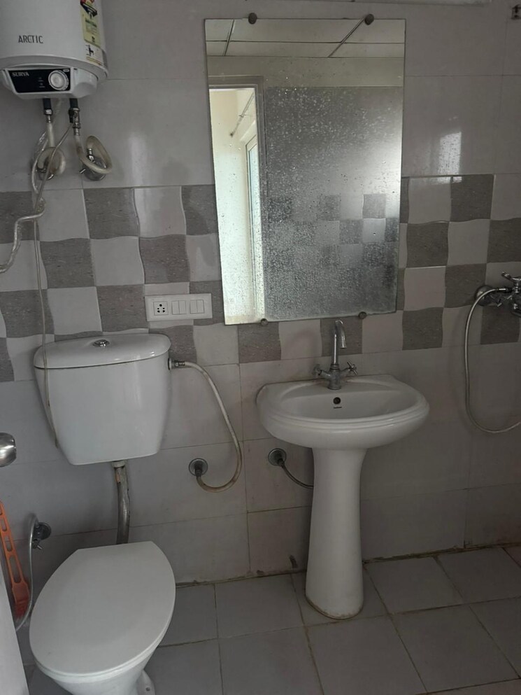 Bathroom, gaur-yamuna-city-16th-park-view 2 Bedroom 1000 Sq.Ft. Apartment In Gaur Yamuna City Greater Noida 9713386
