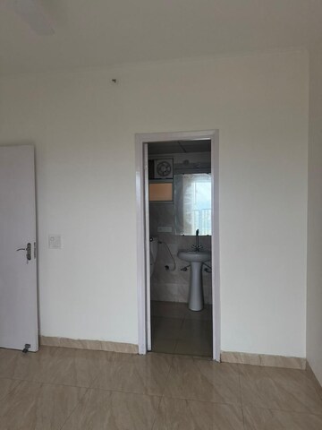 Room in 2 BHK Apartment at Gaur Yamuna City 16th Park View, Gaur Yamuna City – for Rent