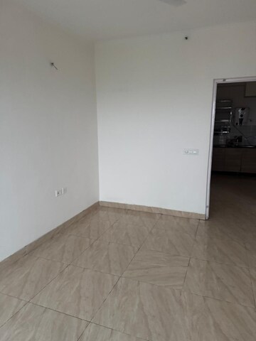 Room in 2 BHK Apartment at Gaur Yamuna City 16th Park View, Gaur Yamuna City – for Rent