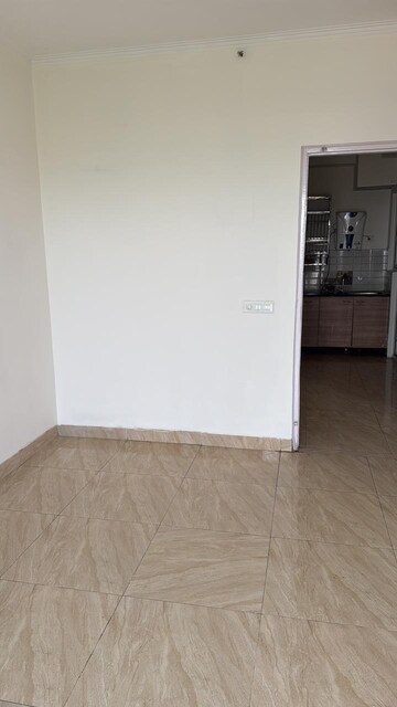Room in 2 BHK Apartment at Gaur Yamuna City 16th Park View, Gaur Yamuna City – for Rent