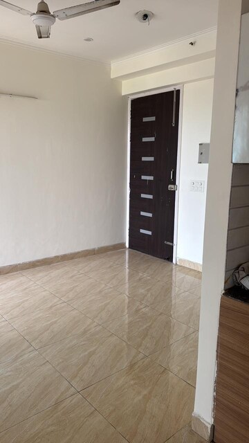 Room in 2 BHK Apartment at Gaur Yamuna City 16th Park View, Gaur Yamuna City – for Rent