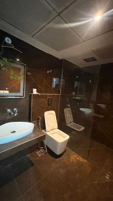 Master Bedroom in 3.5 BHK Apartment at Shalimar Belvedere Court, Gomti Nagar – for Rent