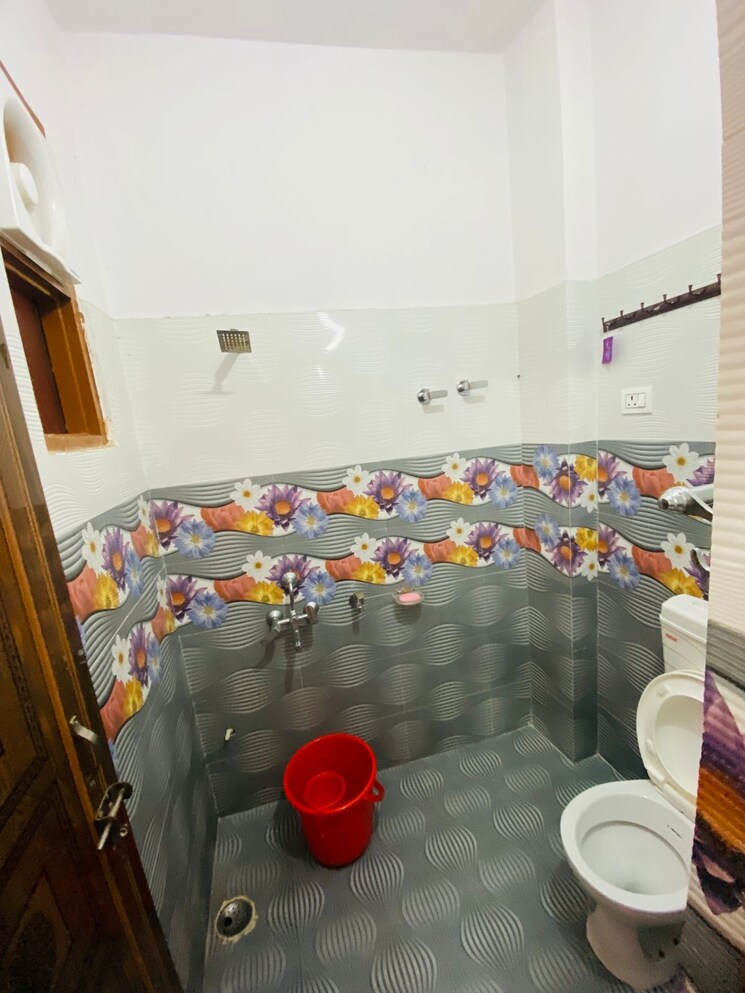Attached Bathroom, vineet khand Pg For Girls In Vineet Khand 9713518