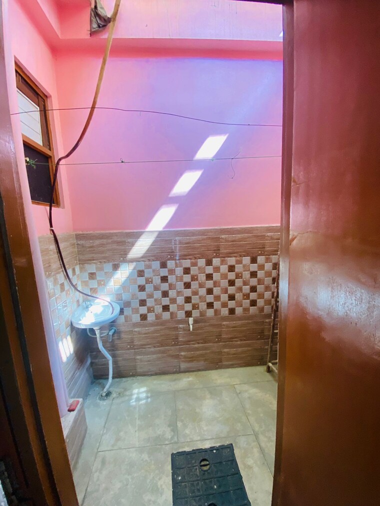 Bathroom, vineet khand Pg For Boys & Girls In Vineet Khand 9713558