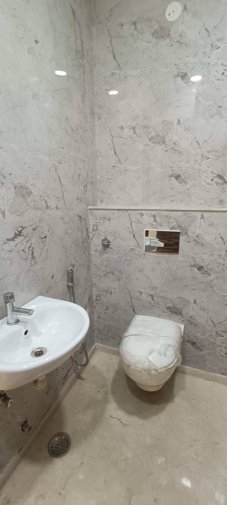Bathroom, rohini sector 8 3 Bedroom 700 Sq.Ft. Builder Floor In Rohini Sector 8 Delhi 9713570