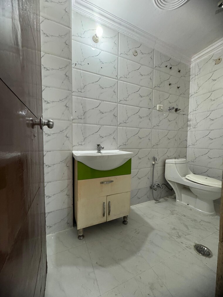 Bathroom, chattarpur 2 Bedroom 900 Sq.Ft. Builder Floor In Chattarpur Delhi 9713646
