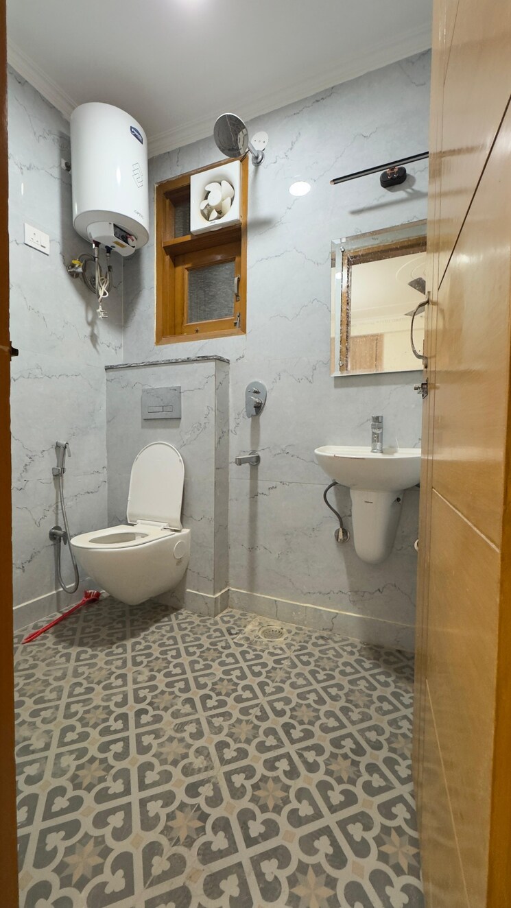 Bathroom, chattarpur 3 Bedroom 1200 Sq.Ft. Builder Floor In Chattarpur Delhi 9713674