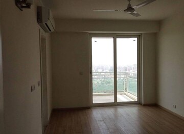 Room in 4 BHK Apartment at DLF Park Place, Sector 54 – for Sale