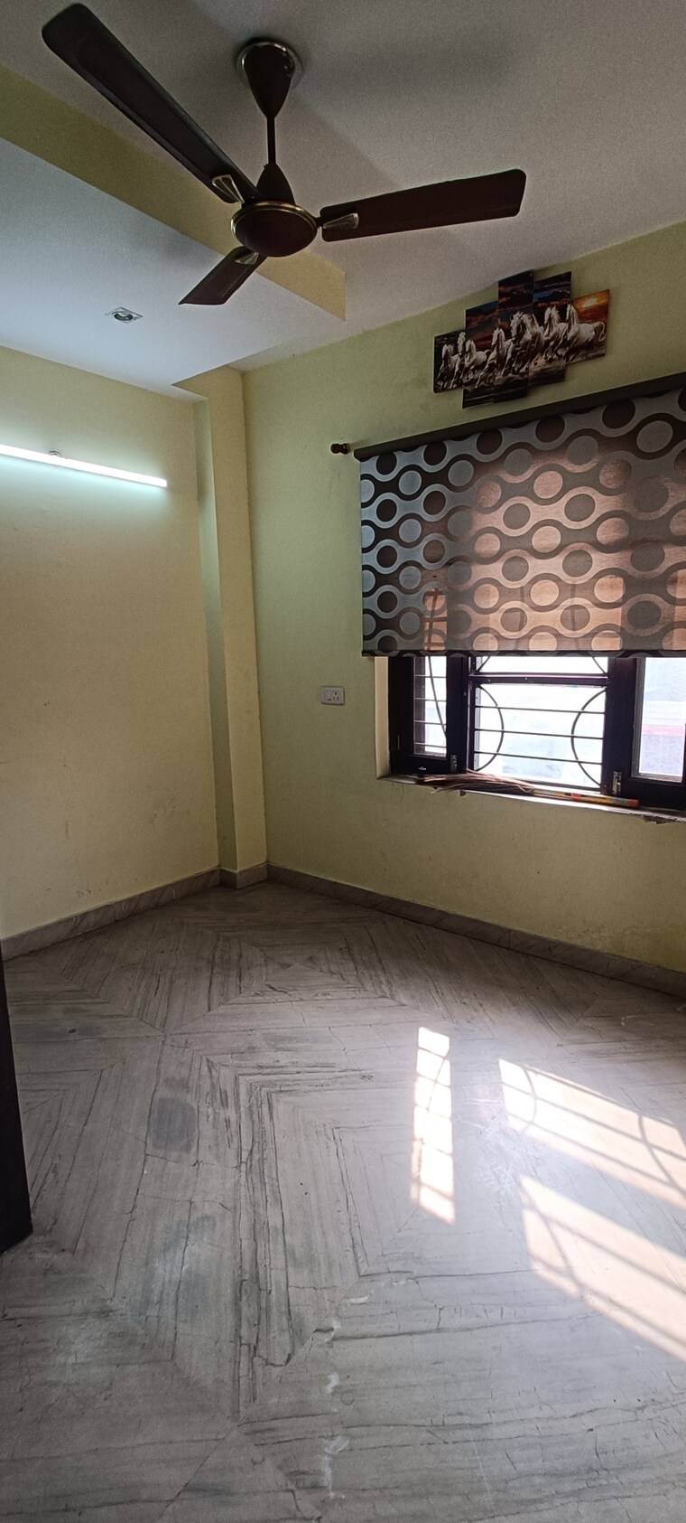 Room, rohini sector 8 3 Bedroom 1000 Sq.Ft. Builder Floor In Rohini Sector 8 Delhi 9713726