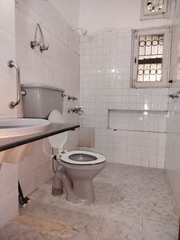 Bathroom, sarita vihar 2 Bedroom 950 Sq.Ft. Apartment In Sarita Vihar Delhi 9713731
