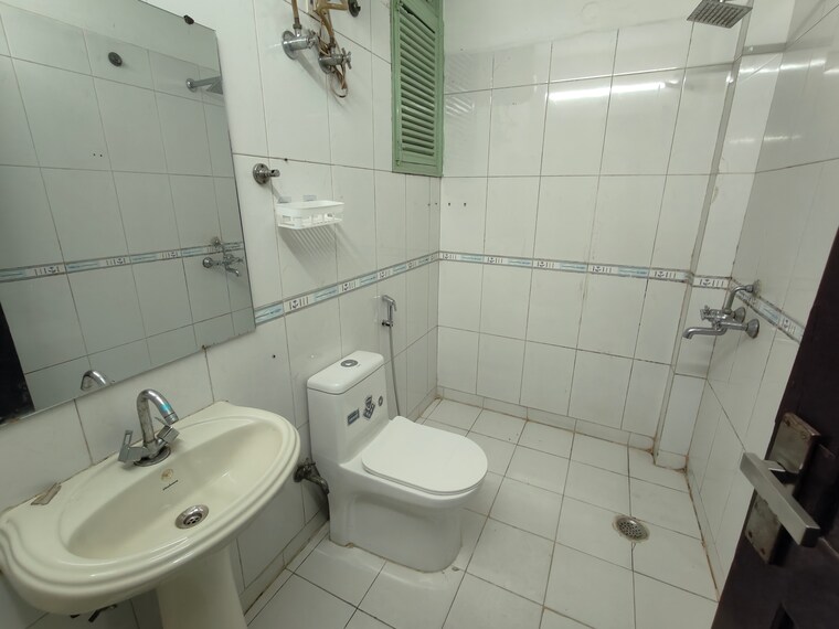 Bathroom, south-city-arcade 3 Bedroom 1960 Sq.Ft. Apartment In Sector 41 Gurgaon 9713744