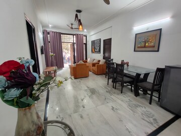 Team Area in 3 BHK Apartment at South City Arcade, Sector 41 – for Rent