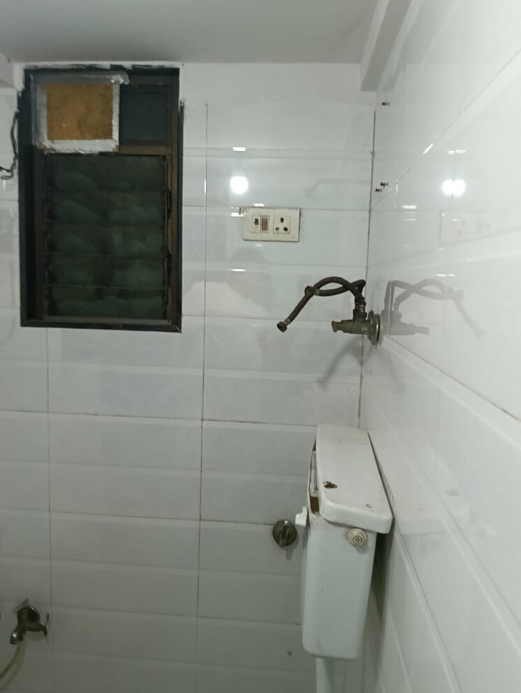 Bathroom, arunodaya-chs-ville-parle 1 RK 350 Sq.Ft. Apartment In Vile Parle East Mumbai 9713747