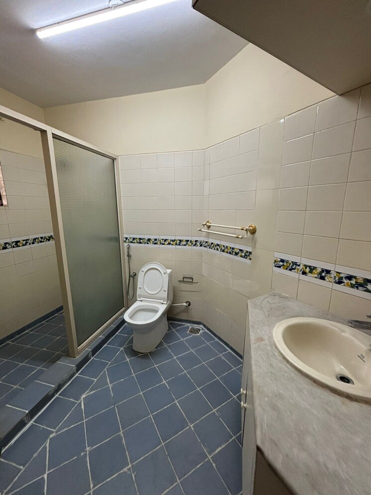 Bathroom, hs-apartment 3 Bedroom 3000 Sq.Ft. Apartment In Cunningham Road Bangalore 9713809