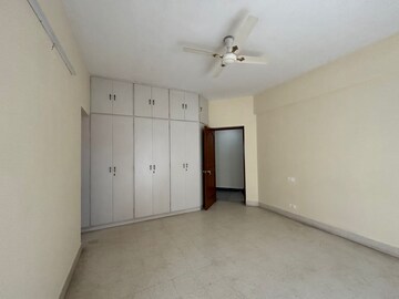 Room in 3 BHK Apartment at HS Apartment, Cunningham Road – for Rent