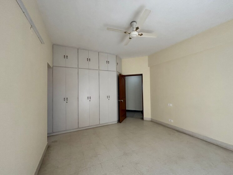 Room, hs-apartment 3 Bedroom 3000 Sq.Ft. Apartment In Cunningham Road Bangalore 9713809