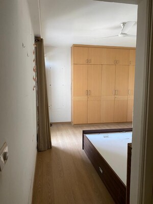 Room in 4 BHK Apartment at DLF Summit Plaza, Sector 54 – for Sale