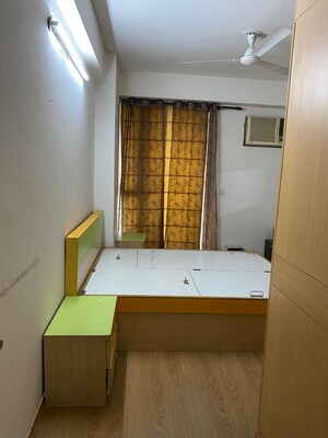 Room in 4 BHK Apartment at DLF Summit Plaza, Sector 54 – for Sale