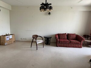 Room in 4 BHK Apartment at DLF Summit Plaza, Sector 54 – for Sale