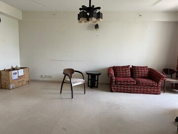 Room in 4 BHK Apartment at DLF Summit Plaza, Sector 54 – for Sale