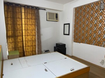Room in 4 BHK Apartment at DLF Summit Plaza, Sector 54 – for Sale