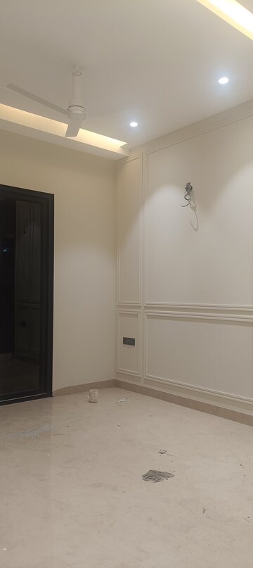 Room in 3 BHK Builder Floor at Surajmal Vihar – for Sale