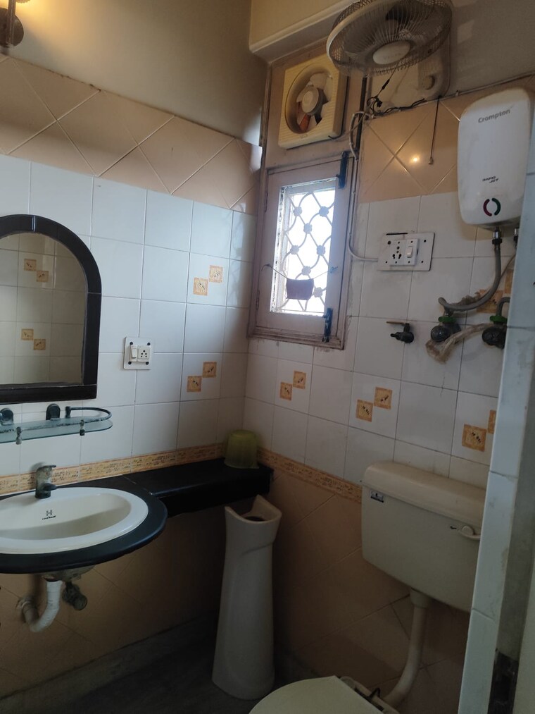 Bathroom, sector 55 2.5 Bedroom 1280 Sq.Ft. Villa In Sector 55 Noida 9713839
