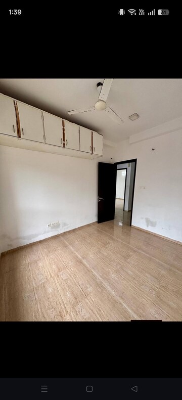 Room in 3 BHK Apartment at Ganesh Niwas Goregaon West, Goregaon West – for Rent