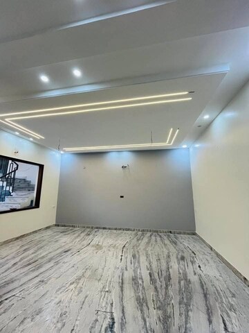 Room in 6 BHK Independent House at Sector 123 – for Sale