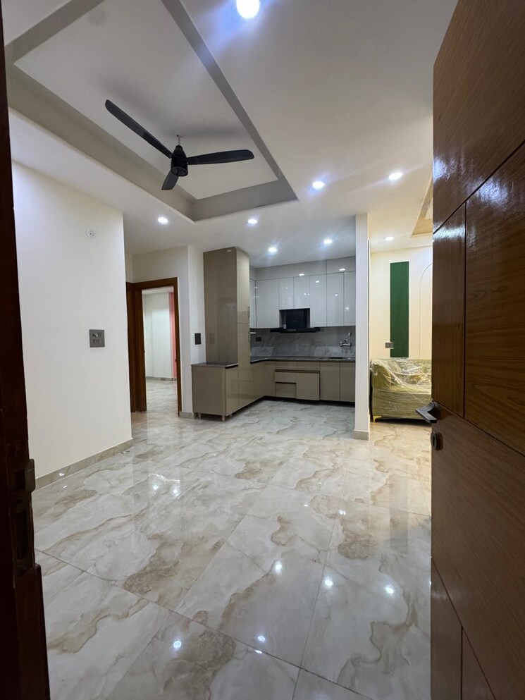 Room, sector 73 3 Bedroom 1555 Sq.Ft. Builder Floor In Sector 73 Noida 9714091