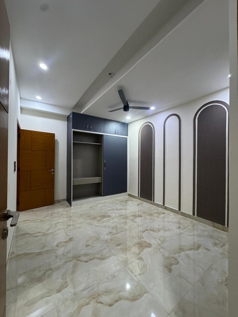 Room, sector 73 3 Bedroom 1555 Sq.Ft. Builder Floor In Sector 73 Noida 9714091