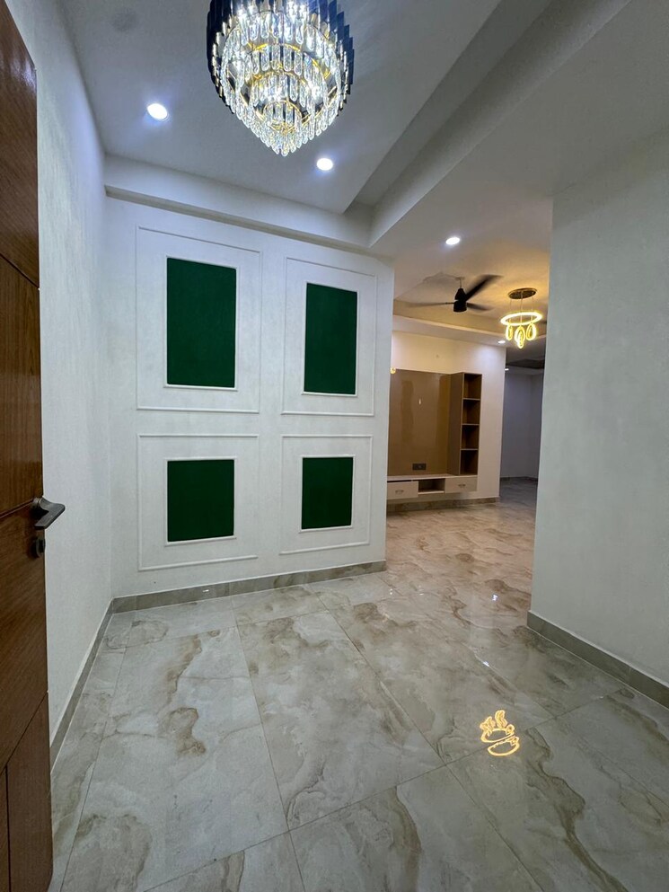 Room, sector 73 3 Bedroom 1555 Sq.Ft. Builder Floor In Sector 73 Noida 9714091