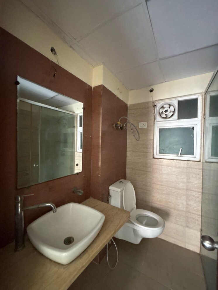 Bathroom, mahagun-moderne 3 Bedroom 1435 Sq.Ft. Apartment In Sector 78 Noida 9714103