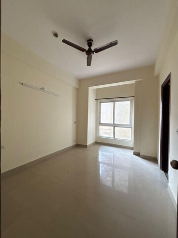 Room in 3 BHK Apartment at Mahagun Moderne, Sector 78 – for Rent