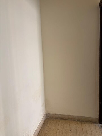 Room in 3 BHK Apartment at Mahagun Moderne, Sector 78 – for Rent