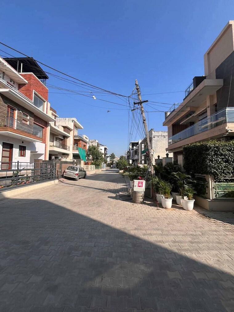  Parking, sector 125 5 Bedroom 216 Sq.Yd. Independent House In Sector 125 Mohali 9714401