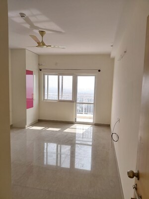 Room in 3.5 BHK Apartment at Mantri Serenity, Kanakapura Road – for Rent